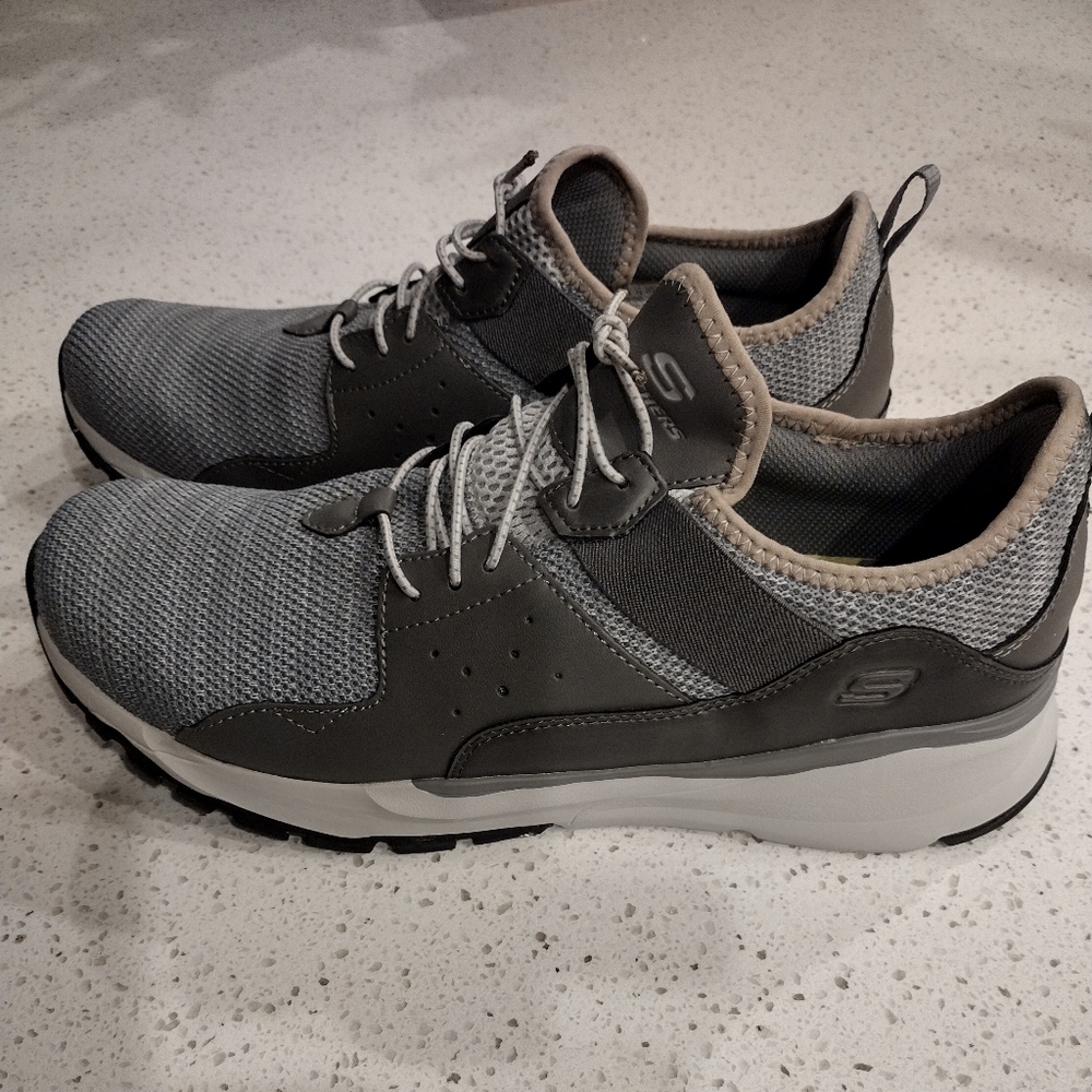 Mens Sketchers Classic Fit Air Cooleded Memory Foam Arch Support Slip on Sneaker